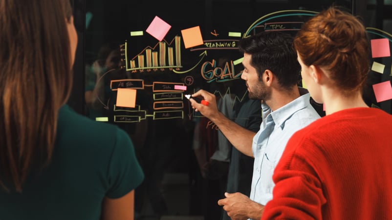 professional-businessman-presenting-marketing-idea-financial-plan-smart-investor-executive-manager-sharing-talking-working-together-with-cooperative-colleagues-business-concept-tracery
